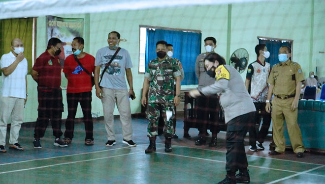 Kapolres beraksi dengan raketnya dalam pembukaan turnamen Bulutangkis Kapolres Cup di GOR Genta sore ini (foto: Humas Polres Banjar)
