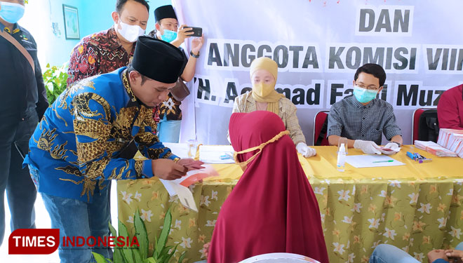 Anggota Komisi VIII DPR RI Achmad Fadil Muzakki Syah saat meninjau dan menyerahkan secara simbolis Bansos BPNT di Kecamatan Tenggarang Kabupaten Bondowoso (FOTO: Moh Bahri/TIMES Indonesia)