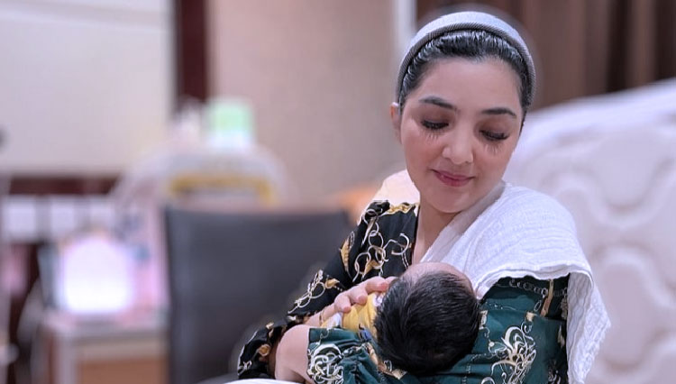 Nenek dari anak pasangan Atta Halilintar dan Aurel Hermansyah, Ashanty saat mengendong cucunya (foto: Dokumen/Ashanty)