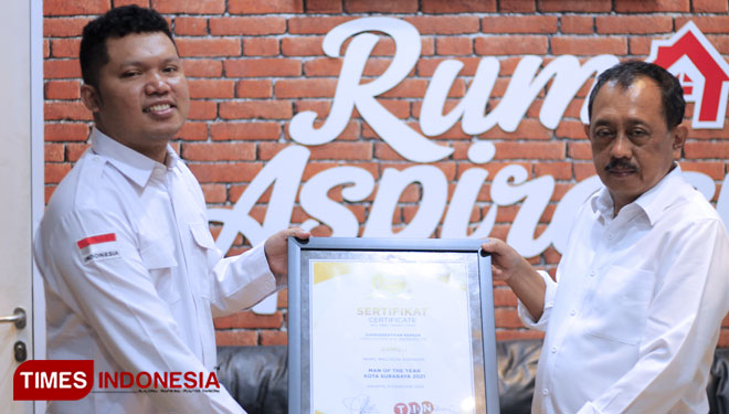 Wakil Wali Kota Surabaya Armuji (kanan) menerima penghargaan Anugerah TIMES Indonesia kategori Man of The Year Surabaya 2021. (FOTO: Rafli Hidayah/TIMES Indonesia)