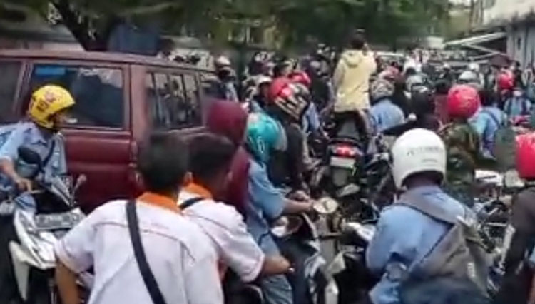 Suasana saat SMKN 2 menggeruduk SMKN 1 akibat video unggahan siswi SMKN 1 yang berisi ujaran kebencian. (Foto: Tangkapan Layar)