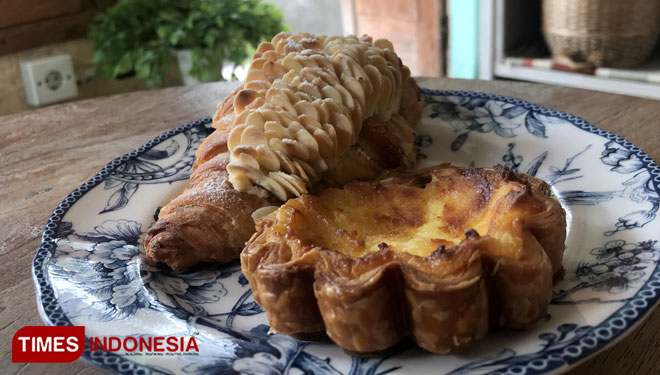 croissant-Retawu-Deli-b.jpg