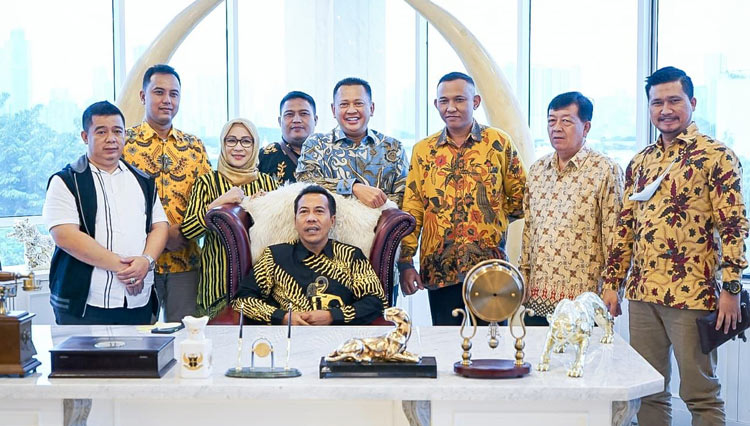 Ketua MPR RI Bambang Soesatyo menerima pengurus DPD Partai Golkar Kabupaten Purbalingga, di Jakarta, Kamis (24/2/2022). (foto: dok MPR RI)