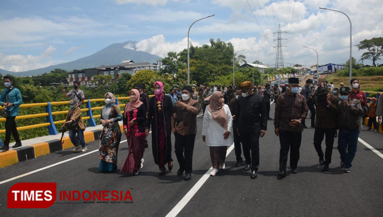 Wali Kota Malang, Sutiaji saat mengecek Jembatan Tunggulmas yang barus saja resmi dibuka, Kamis (24/2/2022). (Foto: Adhitya Hendra/TIMES Indonesia)