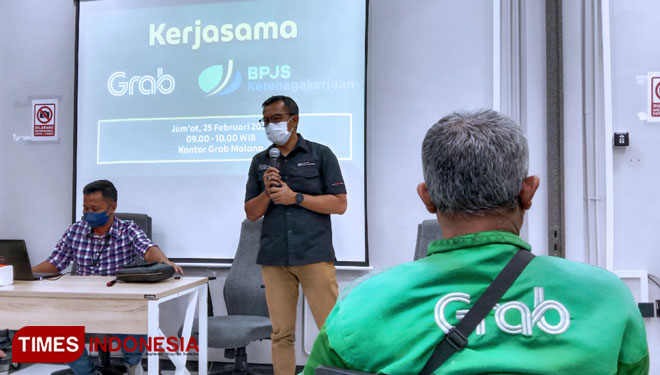 Kepala BPJS Ketenagakerjaan Cabang Malang Imam Santoso saat memberikan penjelasan tentang manfaat menjadi peserta BPJS Ketenagakerjaan di hadapan para Driver Ojol. (Foto: Naufal Ardiansyah/TIMES Indonesia)