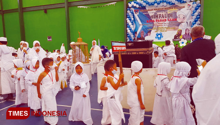 HIMPAUDI menggelar manasik haji bagi anak-anak. (Foto : Asnadi/Times Indonesia)
