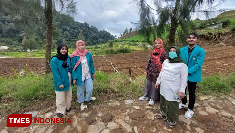 Dr. Ir Eko Noerhayati,.MT bersama tim menunjukkan irigasi sprinkle berbasis IoT di salah satu lahan petani. (FOTO: AJP TIMES Indonesia)