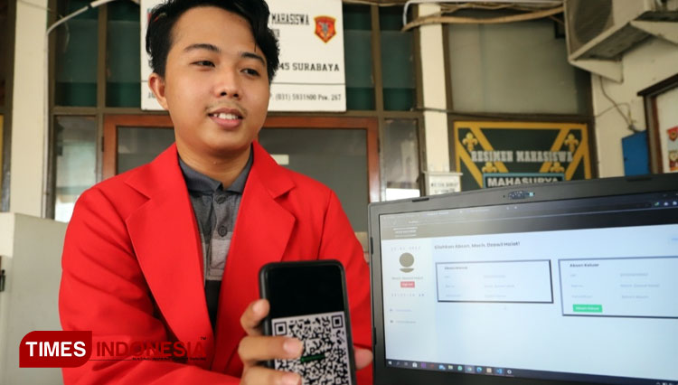 Mochamad Dzawil Haiat saat menjelaskan Website Absensi Karyawan menggunakan QR Code. (foto: Shinta Miranda/TIMES Indonesia)