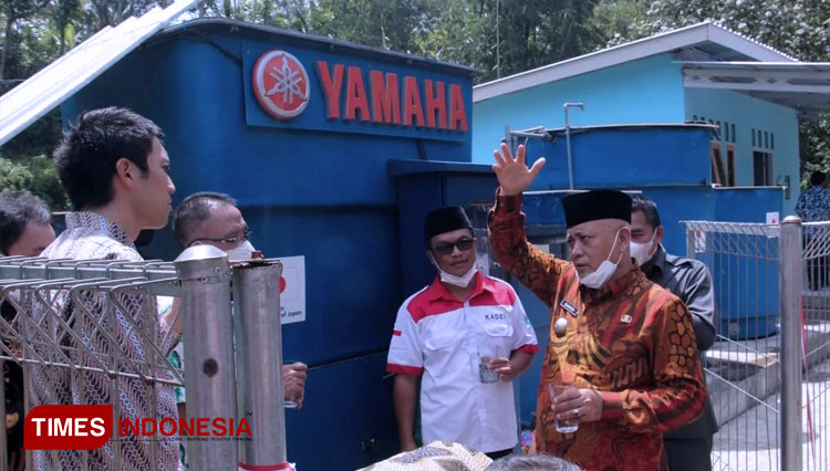 Bupati Malang Sanusi ketika meresmikan bantuan hibah penjernih air minum dari Jepang. (Foto : Bagian Prokopim Kabupaten Malang for TIMES Indonesia).