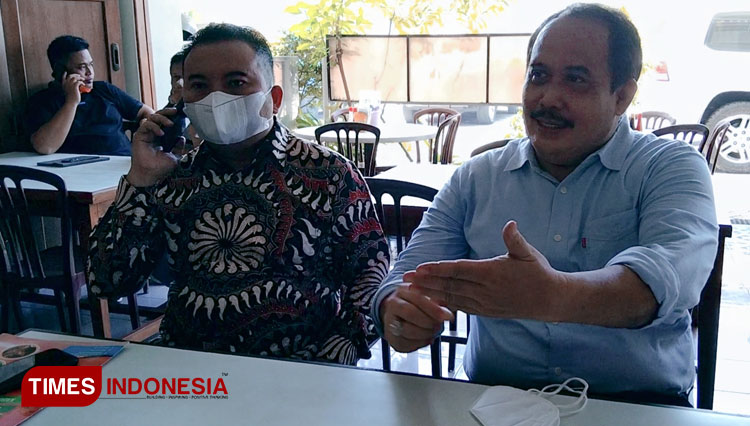 Bupati Pangandaran Jeje Wiradinata didampingi salah satu pengurus KUD Minasari setelah menghadiri RAT (Syamsul Ma'arif/TIMES Indonesia)