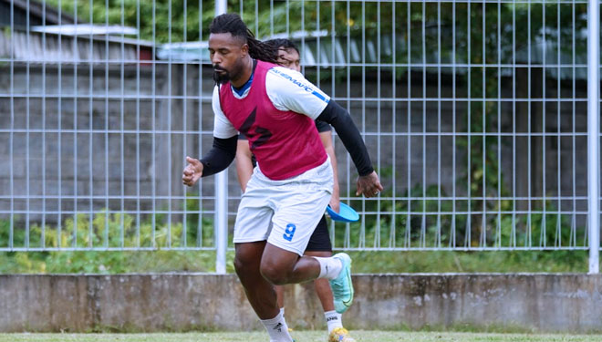 Striker Arema FC Carlos Fortes saat menjalani sesi latihan di Bali. (Foto: Media Officer Arema FC) 