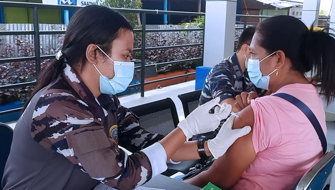 Lantamal IX Ambon melalui Rumkital dr. F. X. Suhardjo terus berupaya memberikan kekebalan komunal melalui vaksinasi di Pelabuhan Kapal Cepat Tulehu Maluku Tengah, Sabtu (26/02/2022). (Foto: Lantamal IX) 
