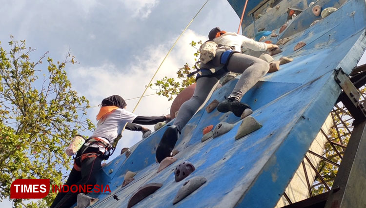 Dua orang anak memanjat di sebuah papan panjat buatan di Komplek Olahraga Dadaha saat mengikuti kegiatan Sport Climbing For Kid, Sabtu (26/2/22) siang (FOTO:Harniwan Obech/TIMES Indonesia)