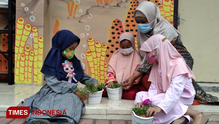 Peringati HUT ke-54, RA Darul Ulum Kota Batu Ajak Siswa Tanam Bunga
