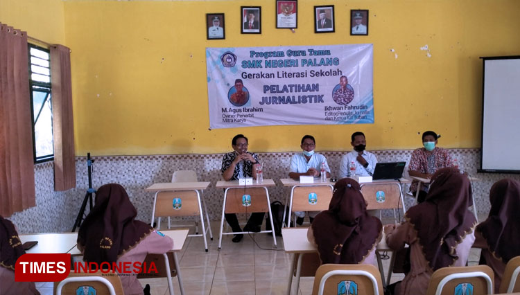 Waka Humas SMKN Palang Aris Wisnu Wardhana saat pelatihan (FOTO: Ikhwan Fahrudin /TIMES Indonesia)