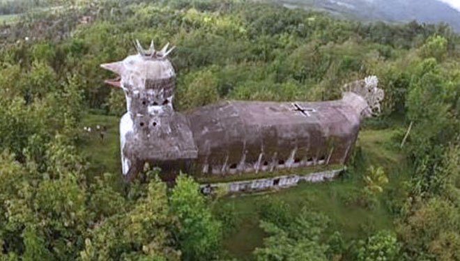 Gereja Ayam berdiri kokoh di tengah hutan tampak dari luar. (Foto: Erick Suwardi)