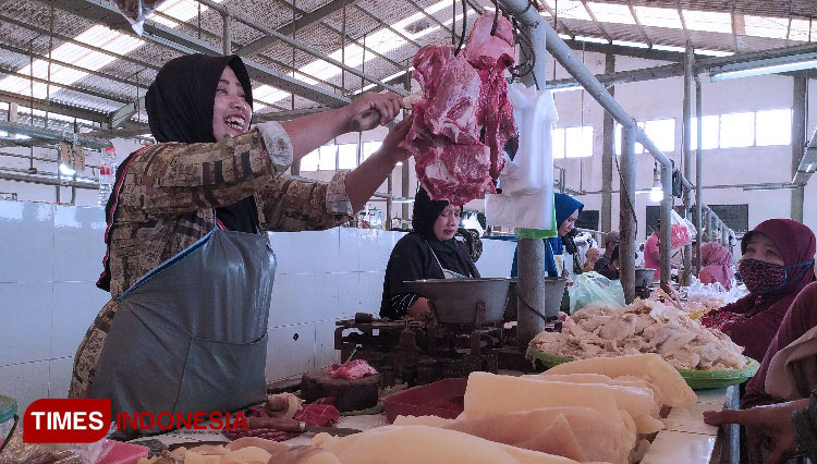 Ilustrasi pedagang daging di pasar tradisional.