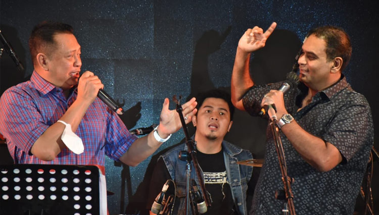 Bambang Soesatyo saat menghadiri audisi kompetisi musik Mencakar Langit Rock bersama CEO Group Asia Cargo Airlines sekaligus Komisaris PT Isaak Musik Entertainment Marco Isaak, dan penyanyi Cakra Khan. (foto: dok Bambang Soesatyo)