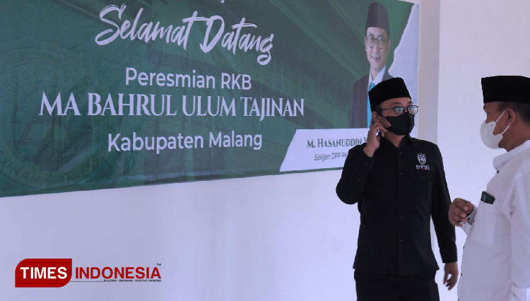 Sekjen DPP PKB Cak Udin ketika meninjau RKB MA Bahrul Ulum Tajinan. (Foto: Binar Gumilang/TIMES Indonesia)