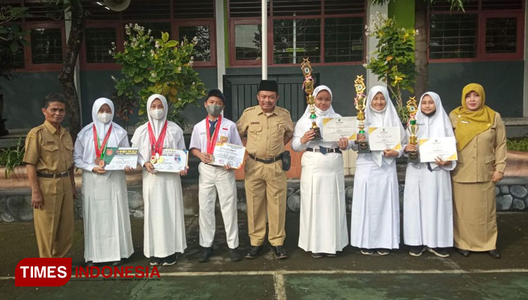 Sederet Prestasi SMPN 2 Pandaan. (FOTO: AJP TIMES Indonesia)