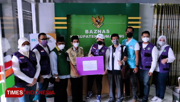 Badan Amil Zakat Nasional (Baznas) Lumajang menerima simbolis bantuan tiga unit huntara dari KSDSI dan Perdoski Pusat dan Surabaya. (FOTO: Ammar Ramzi/TIMES Indonesia) 