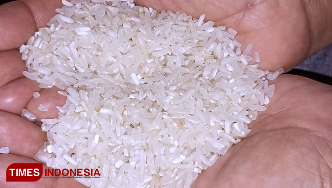 Bukti beras yang diterima KPM Bansos sembako, KPM tidak bisa membelanjakan sendiri bahkan paket sembako sudah disediakan. (FOTO: Moh Bahri/TIMES Indonesia)