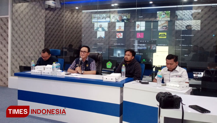 Bupati Baddrut Tamam (nomor dua dari kiri) sebagai pemantik stadium general pers bertempat di Kantor Diskominfo Pamekasan.(Foto: Akhmad Syafi'i/TIMES Indonesia)