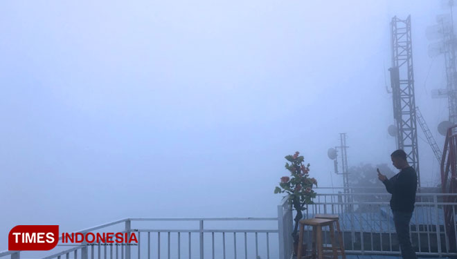 Wisata Puncak Gunung Telomyo yang sedang tertutup kabut (Foto: Erliani Puspitaningrum)