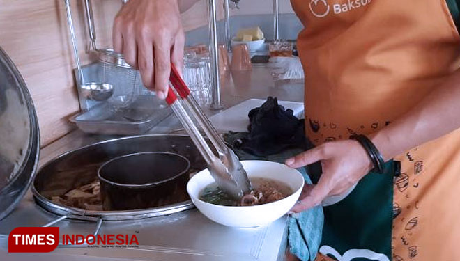 Pemilik kedai Bakso day, Arief Budiman, saat menyajikan menu bakso sarang walet, Senin 28/2/2022. (Foto: Zamroni/TIMES Indonesia)