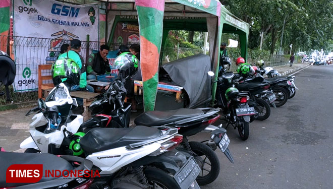 Suasana para driver ojol yang tergabung dalam komunitas GSM saat ditemui di sela-sela menunggu orderan, Senin (28/2/2022). (Foto: Rizky Kurniawan Pratama/TIMES Indonesia)