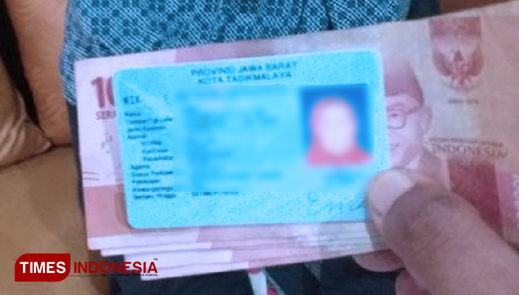 Sejumlah uang dan KTP salah seorang KPM saat dipotokan untuk administrasi penyaluran Bansos BPNT Periode Januari-Maret 2022 disalahsatu kelurahan saat pembagian BPNT beberapa hari yang lalu. (FOTO: Harniwan Obech/TIMES Indonesia)