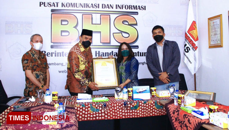 Penyerahan-Anugerah-ATI-ke-Bambang-Haryo-Soekartono-b.jpg