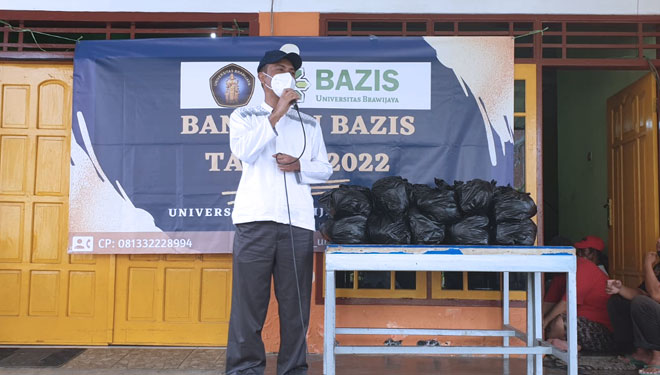 Direktur Bazis UB, Prof Imam Santoso saat acara pasar murah di Merjosari. (Foto: Respek Indonesia for TIMES Indonesia)