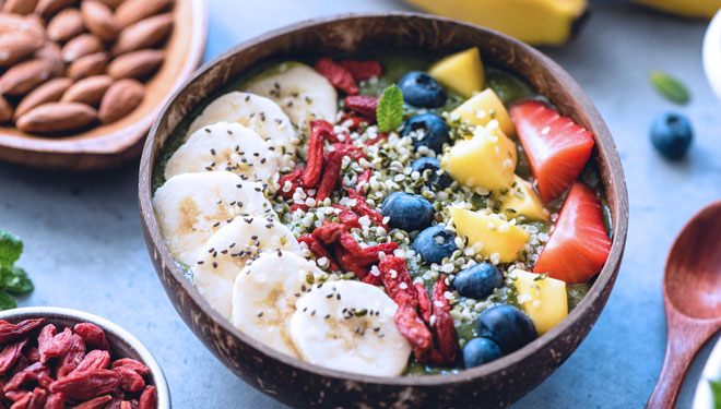 Smoothie bowl with various toppings including fruit slices. (Photo: mashed.com)