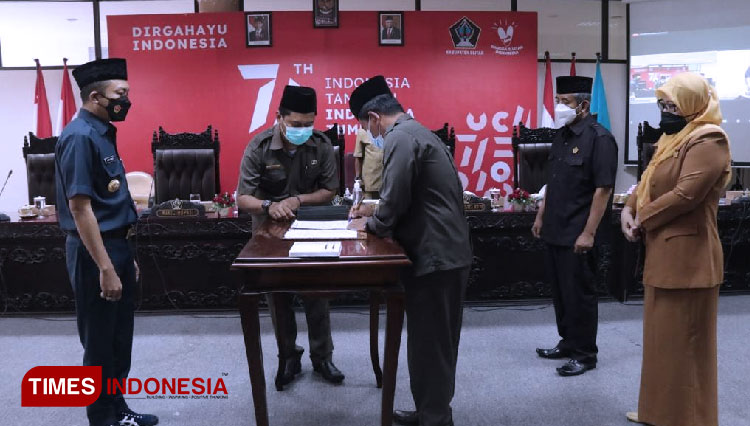 Penandatanganan rekomendasi pansus Greenfields dalam rapat Paripurna DPRD Kabupaten Blitar, Selasa (1/3/2022). (Foto Sholeh/TIMES Indonesia)