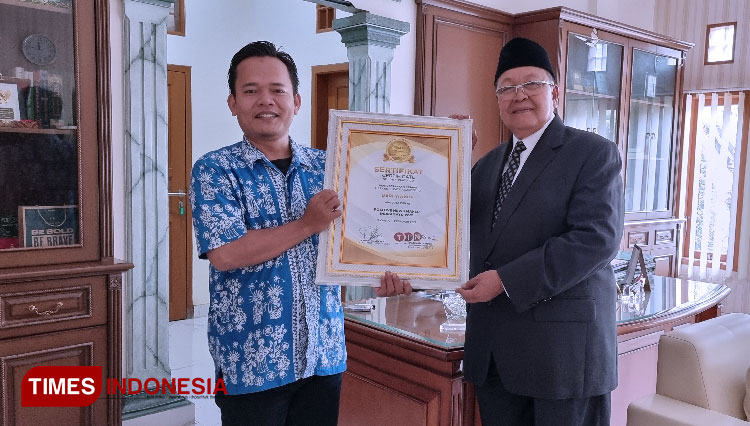 Anggota DPR RI Dedi Wahidi saat menerima Anugerah TIMES Indonesia.(Foto: Dokumentasi TIMES Indonesia)