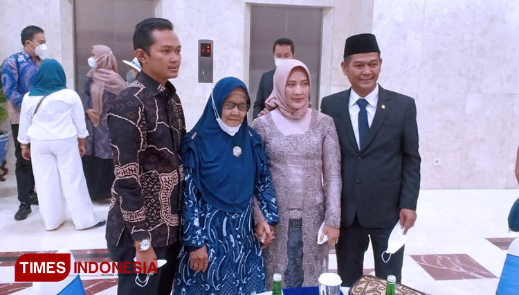 Foto-bersama-Khairul-Amri-bersama-istri-dan-ibunda.jpg