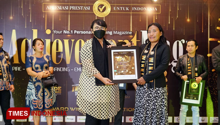 Founder PT Indo Coco Paradiso Supriyati saat menerima penghargaan sebagai Best Perfomance Bussiness 2022 yang diselenggarakan oleh AchiementMagz di Hotel Shangri-La Surabaya. (Foto: AchiementMagz)