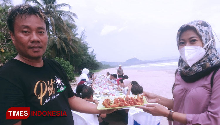 Owner Bella Kafe Pantai Mustika menunjukkan Kuliner Lobster yang disajikan di pinggir pantai (Foto: Rizki Alfian/TIMES Indonesia)