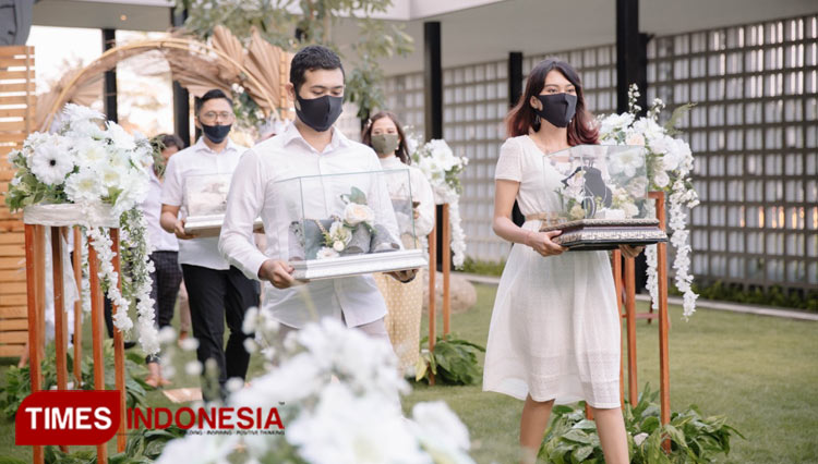 Tim Kokoon Hotel Banyuwangi saat membawa perlengkapan pernikahan (Foto : Rizki Alfian/ TIMESIndonesia)