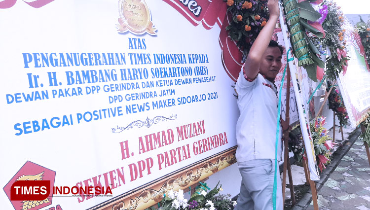 Deretan karangan bunga ucapan selamat atas pemberian Positive News Maker Kabupaten Sidoarjo 2021 Anugerah TIMES Indonesia kepada Ir Bambang Haryo Soekartono di Kantor Media Center BHS. (Foto : Rudi Mulya/TIMES Indonesia)