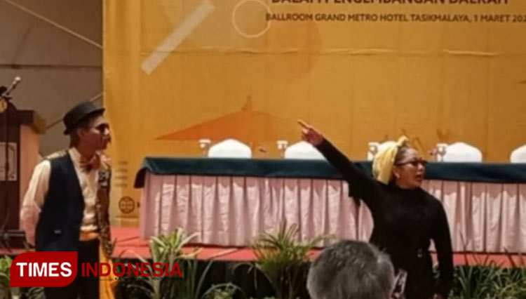 Pemeran Drama Bahasa Sunda Euis Suryaningsih sebagai Nini Andy Kusmayadi sebagai Aki saat pentas dalam Drama Musikal Folklore di Ballroom Hotel Grand Metro Tasikmalaya, Jalan KHZ Mustofa, Kota Tasikmalaya (FOTO: Harniwan Obech/TIMES Indonesia)