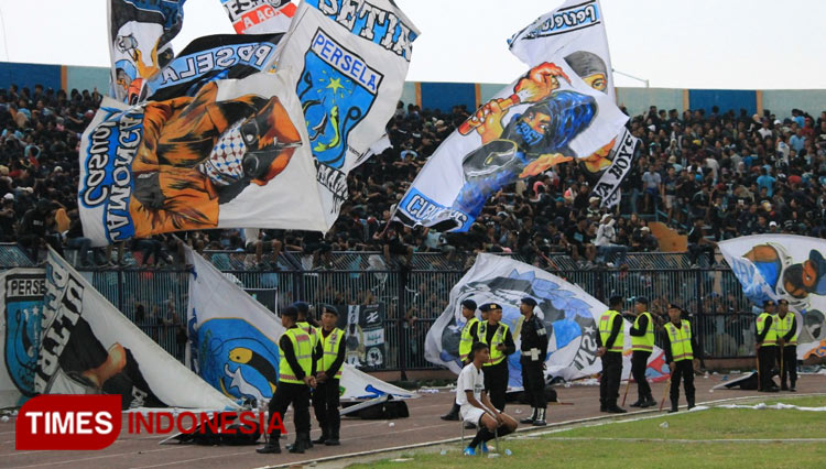 Aksi Curva Boys saat memberikan dukungan kepada Persela Lamongan di Stadion Surajaya, Lamongan. (FOTO: MFA Rohmatillah/ TIMES Indonesia)