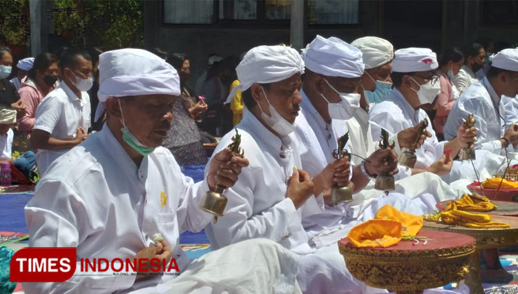 Umat Hindu Bakar Ogoh-Ogoh di Pura Luhur Giri Arjuna