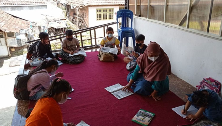 Mahasiswa KSM-T Unisma Malang pada kegiatan “RUMBELA” rumah belajar di dusun Sabrangbendo Kota Batu.