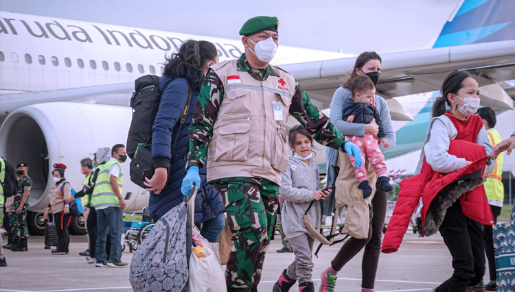 80 WNI dan 3 WNA berhasil dievakuasi dari wilayah perang Ukraina dan mendarat dengan selamat di Bandara Soekarno-Hatta. (FOTO: Dok. Imigrasi)