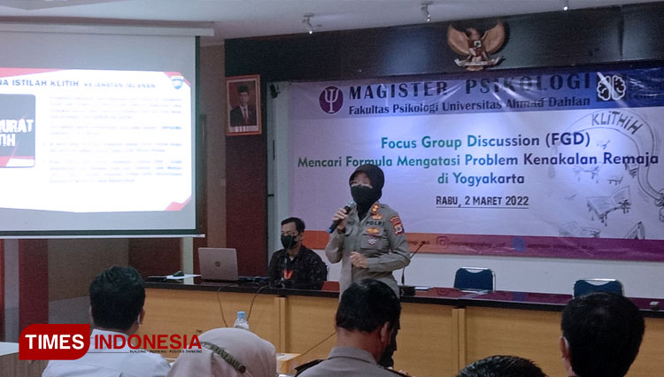Kasubdit Bhabinkamtibmas Dit Binmas Polda DIY, AKBP Sinungwati, SH. MIP ketika memberikan materi dalam FGD yang diinisiasi oleh Magister Psikologi UAD bersama Psycho Education Center (FOTO: Kaprodi Magister Psikologi UAD for TIMES Indonesia)