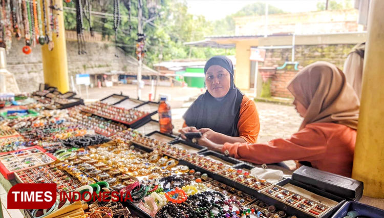Pasar akik kawasan wisata Goa Tabuhan, Pacitan tampak sepi pengunjung. (FOTO: Yusuf Arifai/TIMES Indonesia)
