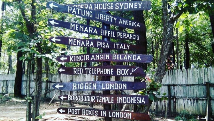 wahana-dan-replika-di-Hutan-Wisata-Punti-Kayu.jpg
