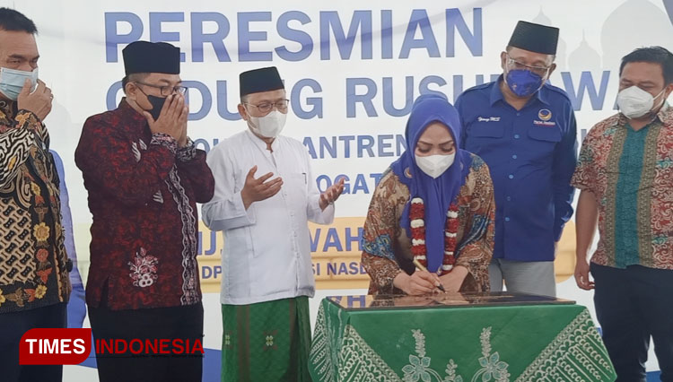 Anggota-DPR-RI-Sri-Wahyuni-a.jpg